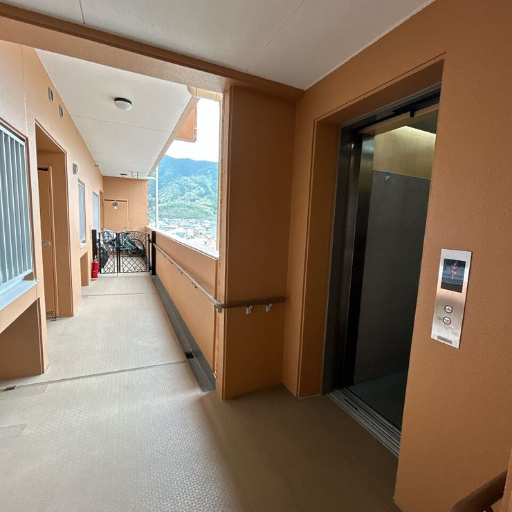 エレベーターおりてすぐのお部屋なので、お子様を抱っこしたり買い物袋を持っていても、すぐにお部屋に入れるので便利です。