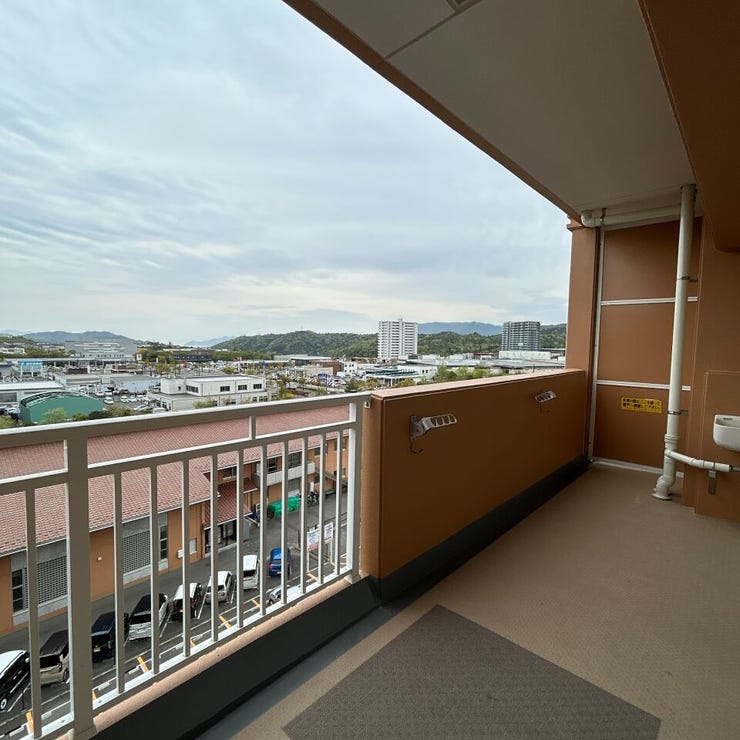 南向きのワイドバルコニーはお洗濯物も充分に干せる広さ。
山並みも見え、四季折々の風景も楽しんで頂けます。