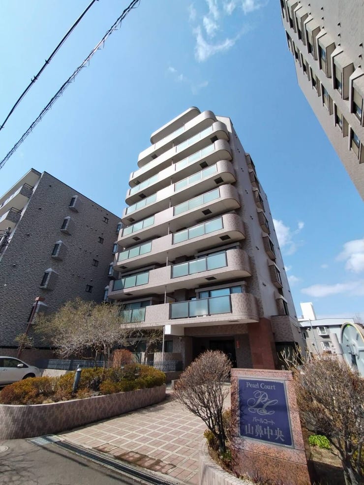 【外観】
《外観写真》
青空が映える9階建マンション。
札幌市電「西線16条」駅 徒歩5分と便利な立地。