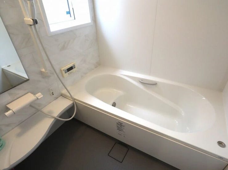 ホワイトを基調とした上品な浴室!ベンチタイプの浴槽は節水効果もあります♪