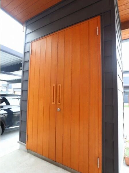 玄関前の軒下に外部収納あり!タイヤやアウトドアアイテムも片付きます(^^)/