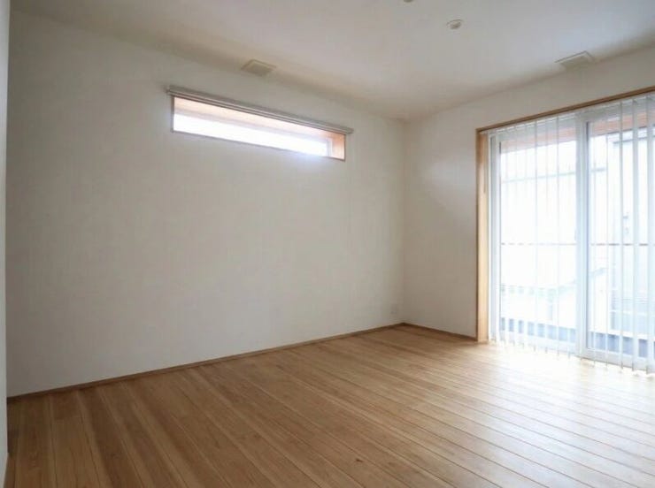 10帖の広々洋室!南向きバルコニー&高窓で明るさとプライバシーを両立♪
※家具消し加工をしています