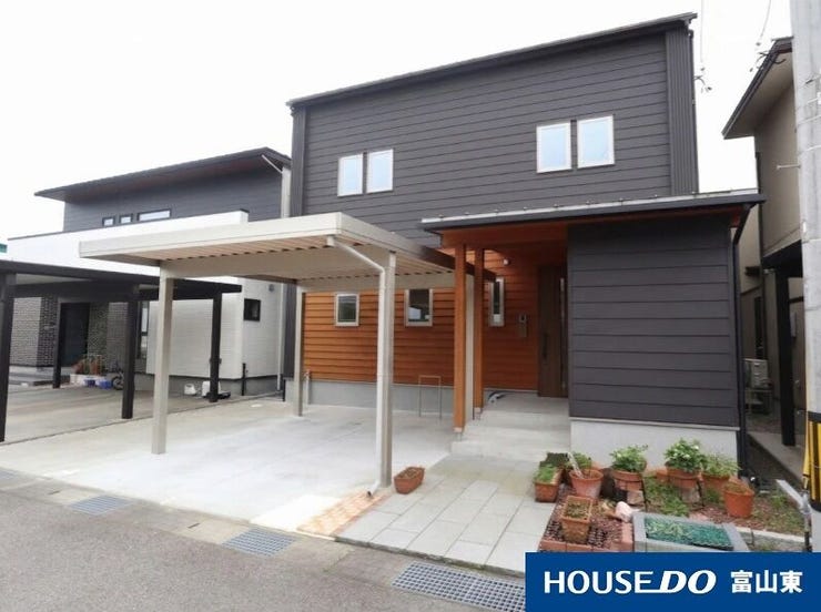 【外観】
鷹栖建工がモデルルームとして建てたお家です!カーポート1台+青空駐車1台が可能です(^^)/