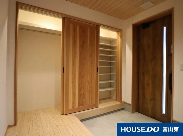 靴もアウターも片付くクロークタイプの玄関収納!間接照明がオシャレ(^^♪
※家具消し加工をしています