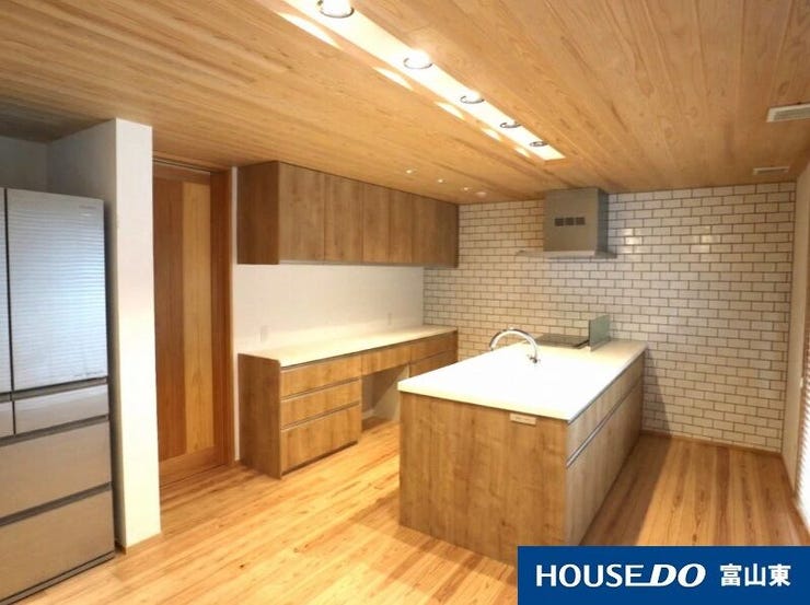 リビングと統一された木目のキッチン!冷蔵庫がピッタリ収まる設計なのも嬉しい♪
※家具消し加工をしています