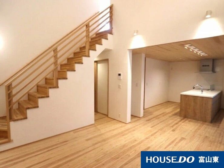 吹き抜けの開放的なリビング!
※家具消し加工をしています