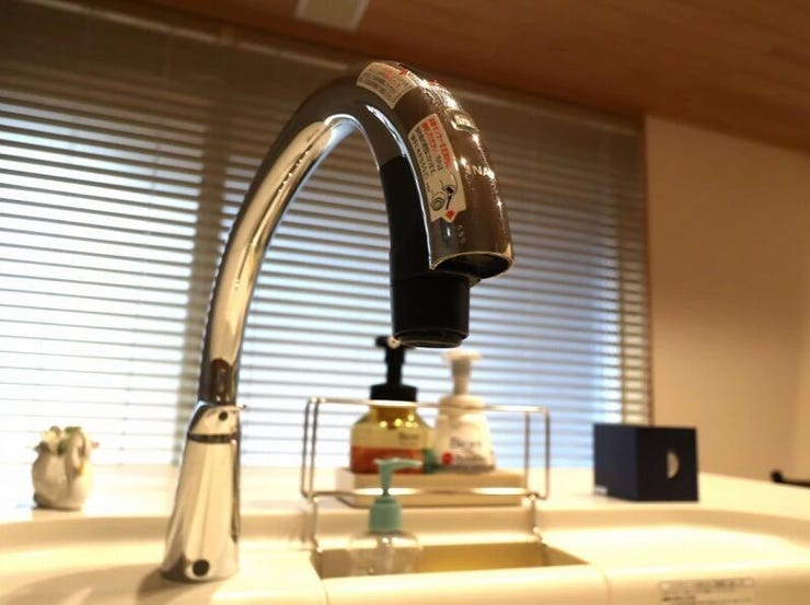 手をかざすだけで操作できる、便利なハンズフリー水栓♪