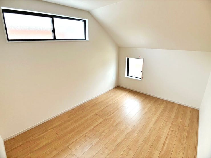 ◎洋室(5/25撮影)
使いやすい広さの洋室6帖。北向きのお部屋は日差しが少ない分、夜間も日中も快適な気温で過ごせます。壁紙が日焼けする心配もなく、長く綺麗に保てます◎
