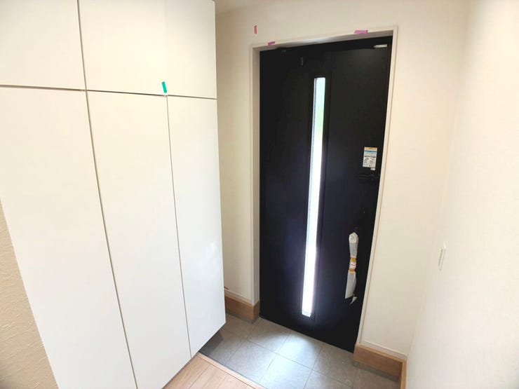 ◎玄関(5/25撮影)
シューズボックスは天井まで高さのあるトールタイプ◎コンパクトなサイズ感ですが、余分な空間がない長方形の形なのでたくさん収納できます!