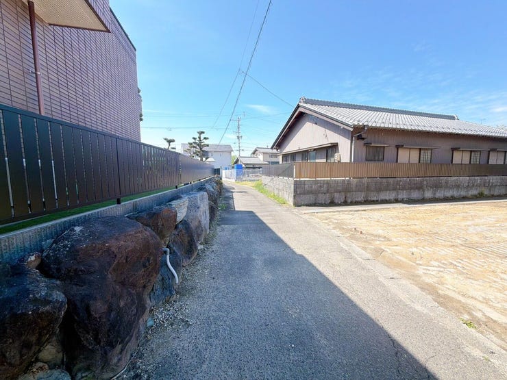 【前面道路】
大型車の通行が少なく、静かで落ち着いた環境が魅力です♪
小さなお子さんがいるご家庭でも安心して暮らせます!
車がスピードを出しにくく、交通事故のリスクも低減される安全な住環境です!