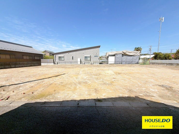 【外観】
【リーブルガーデン】
構造の安定・劣化の軽減・維持管理更新への配慮・空気環境の4分野で住宅性能表示制度の最高等級を取得!
並列2台分の駐車場も完備!
好価格だけでなく品質にも拘っています!