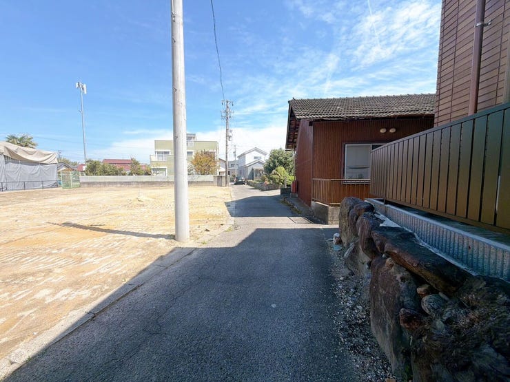 【前面道路】
交通量が少なく静かな環境のため、歩行者や高齢者、お子様にも安心の立地です♪
周辺の騒音も少ないため、落ち着いた雰囲気の中で穏やかな毎日を過ごしたい方にぴったりの住環境です!