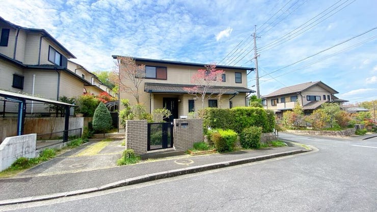 【外観】
「近鉄奈良駅」よりバス乗車12分、バス停「青山二丁目」より徒歩3分の立地◎