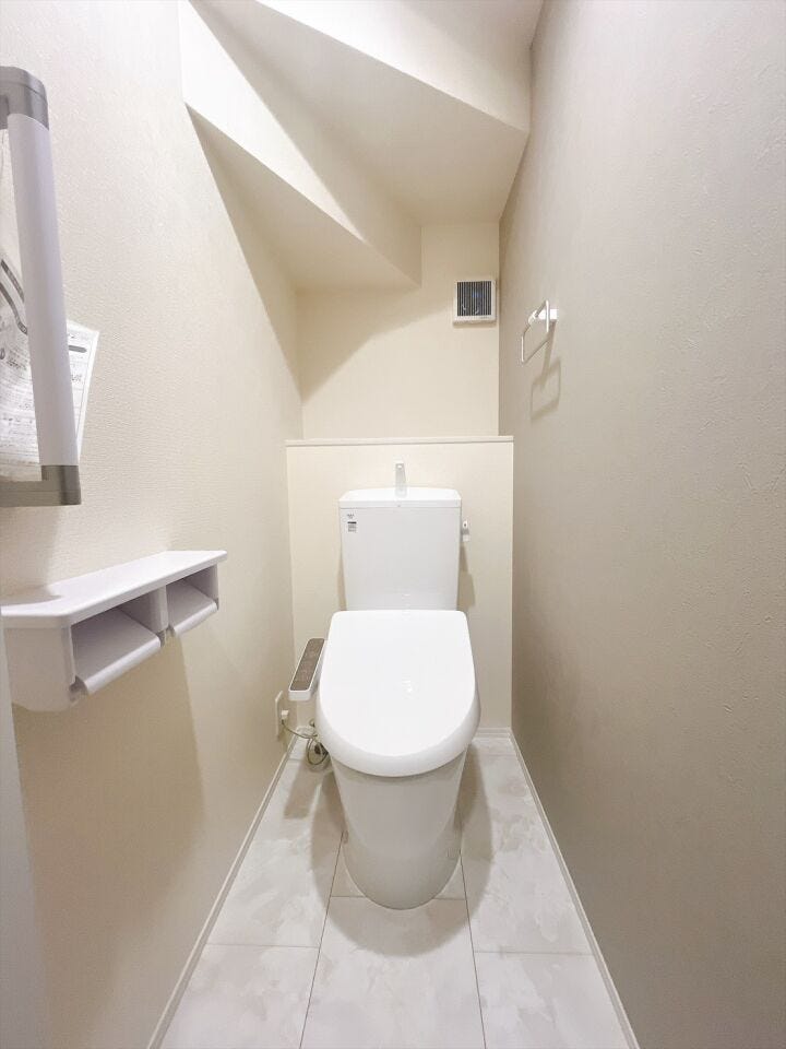 【温水洗浄器付きトイレ 】
温水洗浄器付きのトイレは、便座を暖かく保てるため、冬場でも座ったときにヒヤッとせず快適に使用できます!
ペーパーの使用量の削減にもなるため経済面でもメリットがあります♪