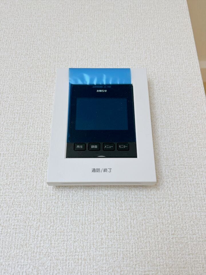 【モニター付きインターホン】
モニター付きインターホンなら、来訪者の顔を確認してから対応できて安心♪
セールス対策にも役立ち、毎日の暮らしに安全と快適さをプラスしてくれる設備です!