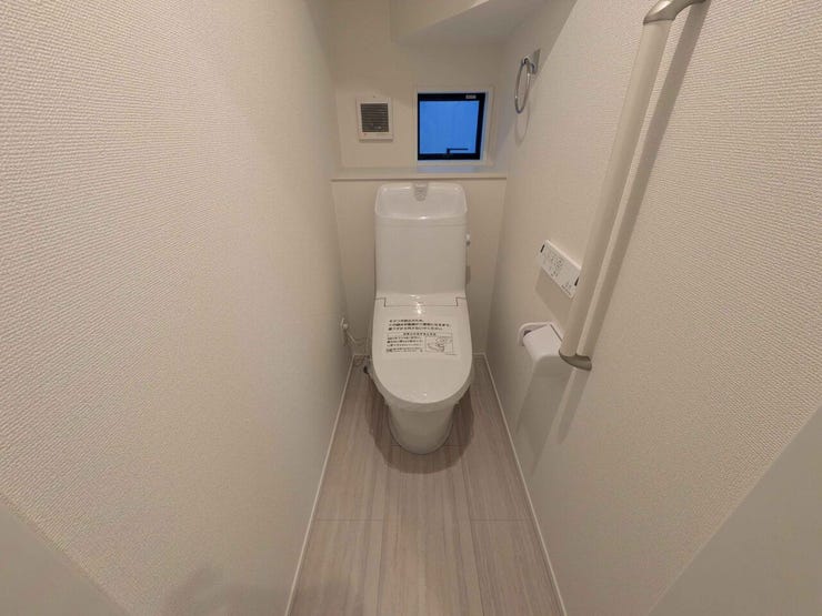 暖房便座もウォシュレット機能も付いています。手摺もあってけがの時や老後も安心