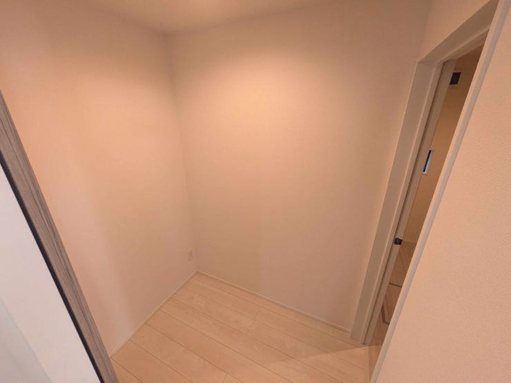 キッチン横のミセスコーナー。パントリー、家事スペース、洗濯干しスペースなど住まう方のお好きな用途に変身できます♪
