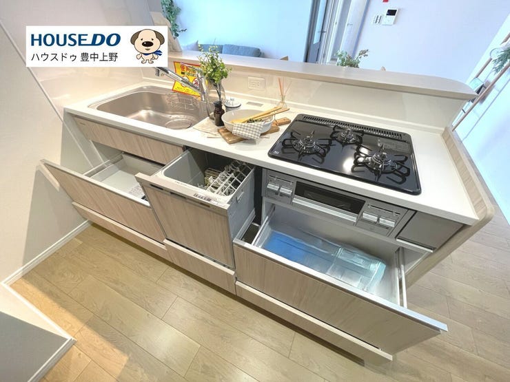 インテリアに溶け込む木目調デザインのシステムキッチン♪食洗機&3口コンロが時短家事を叶えてくれます♪