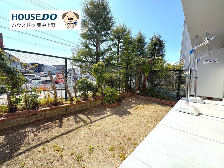 広々約19.5帖の専用庭付き!道路との高低差があるため視線を遮ることができます♪