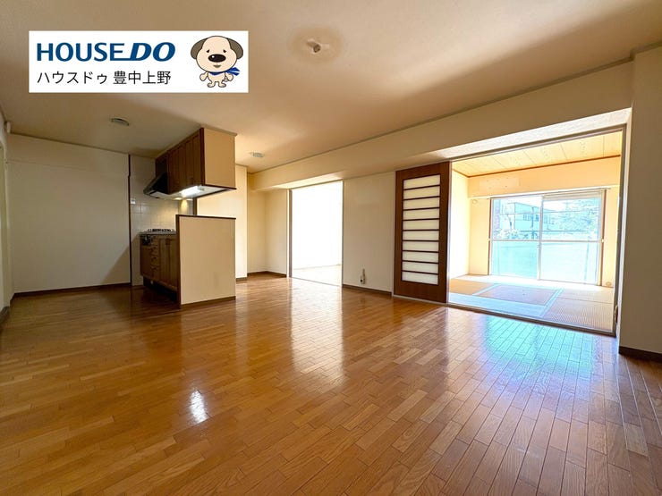 【外観】
【LDK】
約15.5帖のゆとりあるLDK!洋室と和室が隣接しています。扉を開放していただくと開放的で明るい日差しが差し込みます。