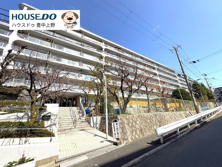 桃山台駅まで徒歩約15分の大規模マンション!周辺は田畑や竹林が残る閑静な住宅地です。徒歩圏内にスーパーや公園なども揃っています。【自然を感じる×生活利便】どちらも手に入るオススメのマンションです。