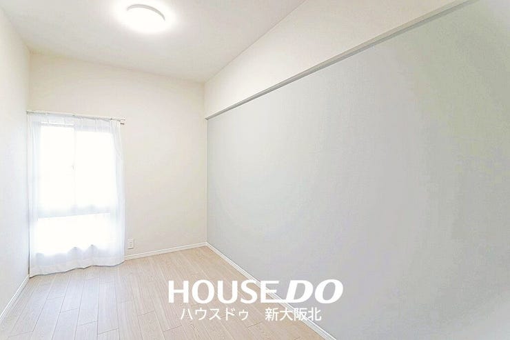 ■玄関入って左側の洋室です!
■各居室は独立性が高く、プライベートを大切にするご家族にもオススメの間取りです!