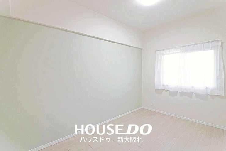 ■玄関入って右側の洋室です!
■爽やかな雰囲気のアクセントクロスで癒しの空間に◎