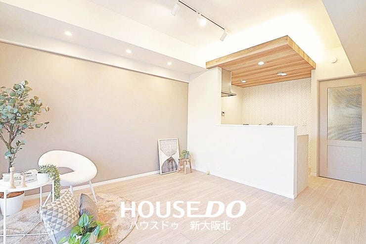 【外観】
■縦向きのリビング!キッチンからリビング全体を見渡せます!
■家事をしながらお子さまの様子を見守ったり、テレビを見たりすることもできますよ!