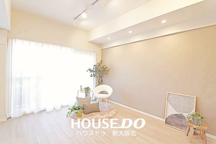 ■壁の一部にアクセントクロスを使用したオシャレなリビング!
■アクセントクロスはオシャレなだけではなく、空間に奥行きをもたせ、お部屋をより広く見せる効果があります!