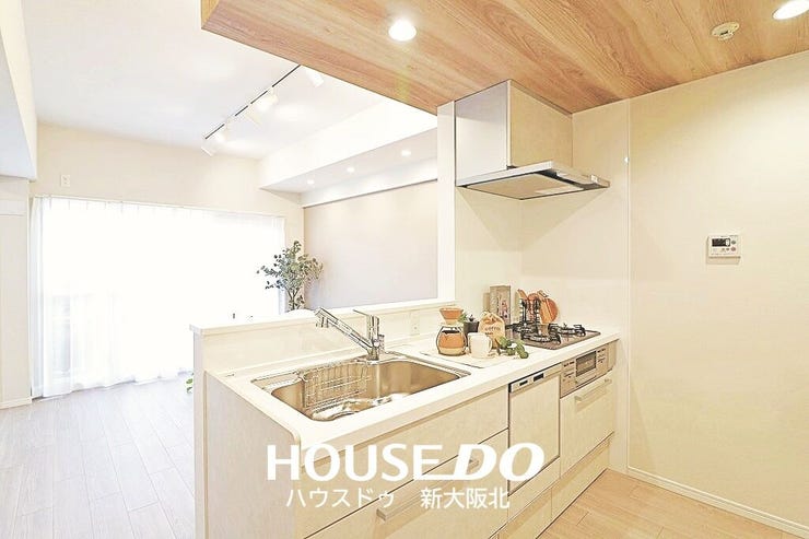 ■ご家族との会話が楽しめる対面式のシステムキッチン!
■料理をしながらテレビを見たり、お子さまの様子を見守ることもできますよ!
■毎日のお料理が楽しくなりそうですね!