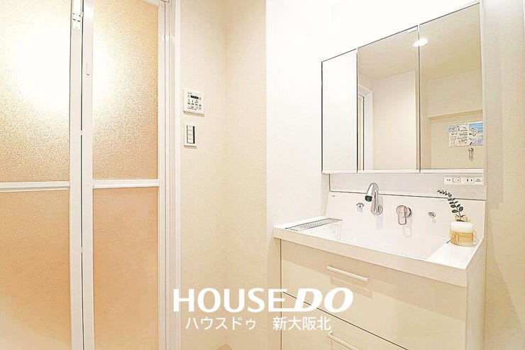 ■ゆとりある洗面台で毎朝の身支度もスムーズに!
■もちろん、鏡裏にもたっぷりの収納スペースがあるので、いつもスッキリと保てますね!