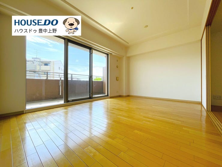 LDKは照明が一切なくてこの明るさです。
完全に南向きで、気持ち良い日差しが入ります!