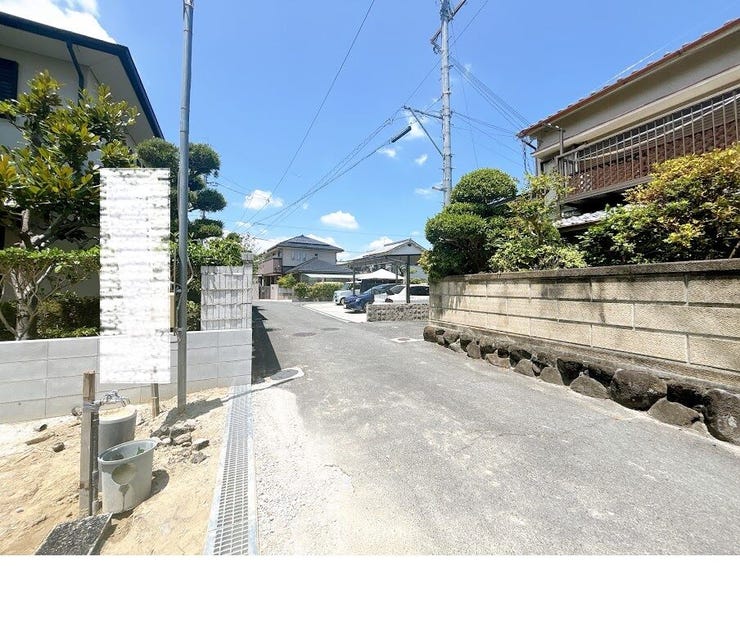 前面道路が広く、毎日の通行も快適です。