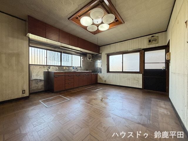 木目調のレトロな雰囲気が特徴のLDKです。壁付けキッチンなのでダイニングスペースを広く使えます。