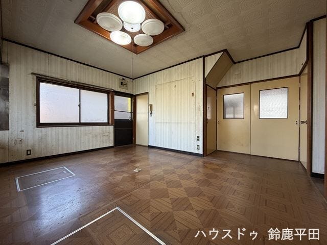 窓が多く、明るい光が差し込みます。ゆとりもあるので家具の配置がしやすいお部屋です。