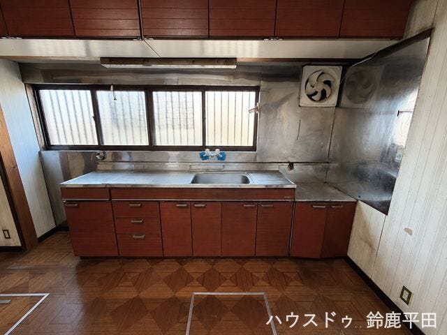 換気扇と窓もついているので十分な換気ができます。収納スペースも備えているのでキッチンをすっきり整理できますね。