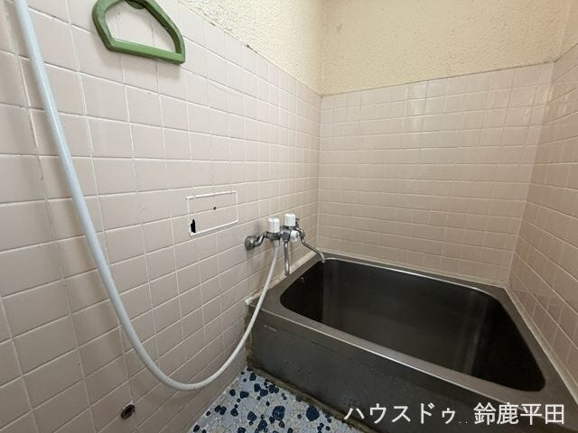 シンプルなタイルが特徴の浴室です。また、浴槽が深めなのでゆっくりと浸かれますね。