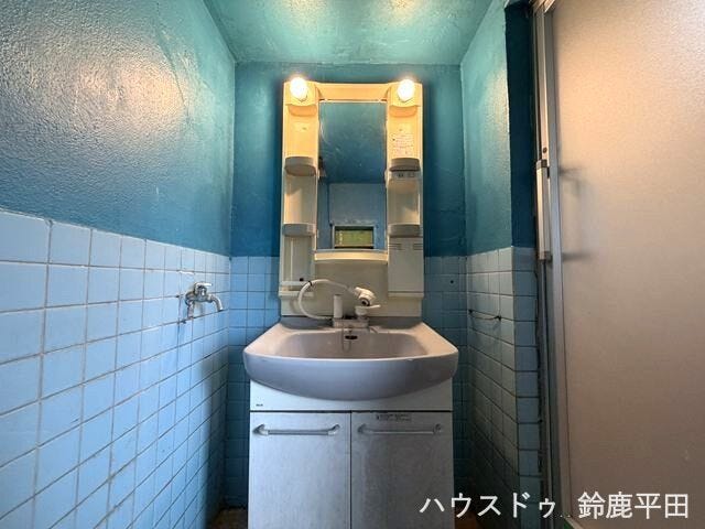 水色のタイル張りでレトロな雰囲気が特徴の洗面台です。
