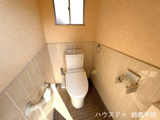 野外から出入りする独立型トイレです。