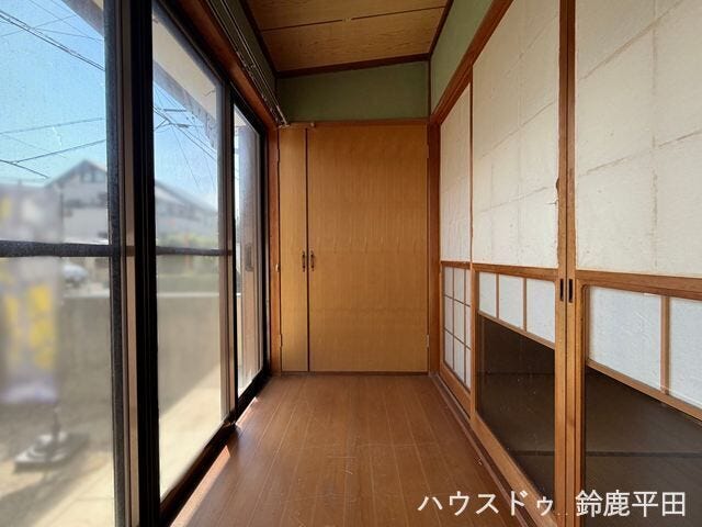 【約8帖和室横の収納スペース】和室横に大型収納を備え、収納力が充実。広縁としてもご利用いただけます。