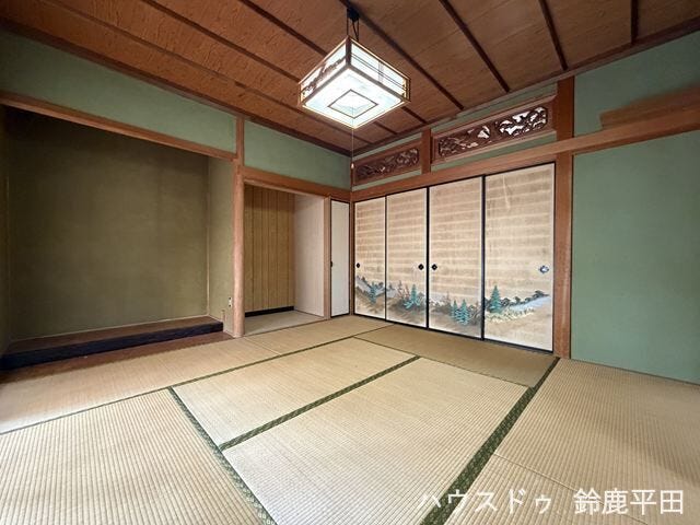 【約8帖和室】床の間や仏間、収納スペースを備えた和室です。玄関が近いので客間としても活用できます。