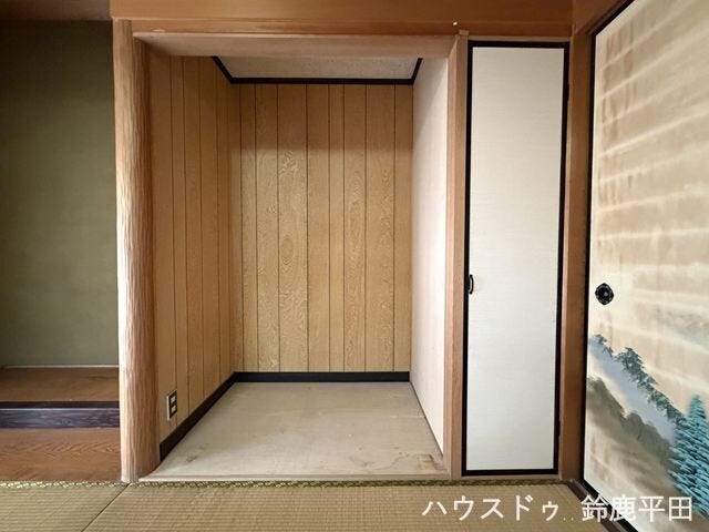 【約8帖和室内の仏間、収納スペース】仏間としての利用はもちろん、飾り棚や収納スペースとしても活用できます。