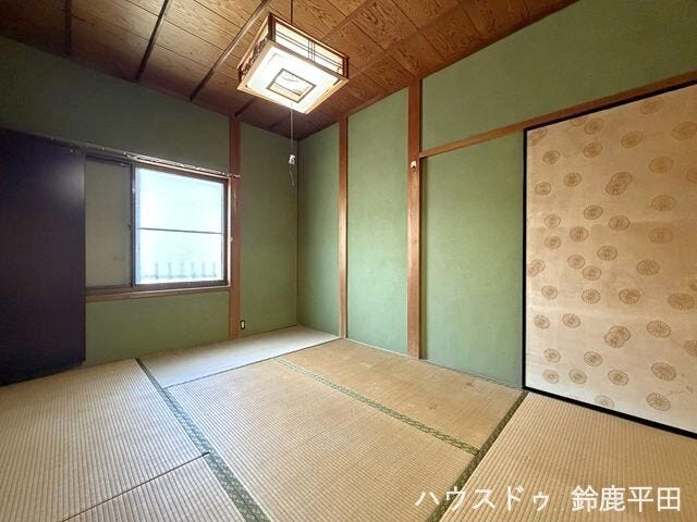 【約6帖和室】窓からやわらかな自然光が差し込む心安らぐ空間です。
