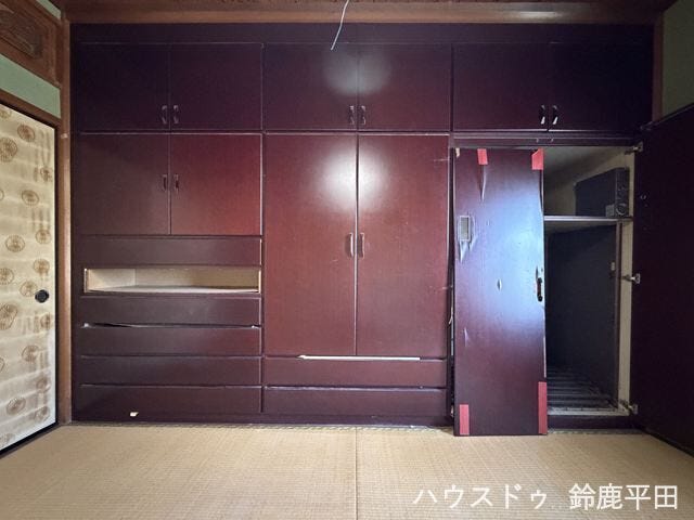 【約6帖和室内の収納スペース】多くの収納スペースを備えているので用途に合わせてすっきり整理ができますね。