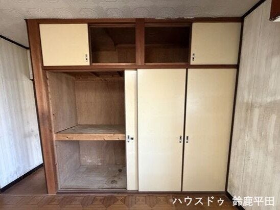 【LDK内の収納スペース】天袋付きの大容量のスペースです。生活用品や季節用品などまとめて収納できます。