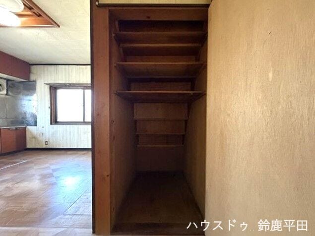 【階段下収納】掃除用品や防災用品などの保管スペースとしても活用できます。