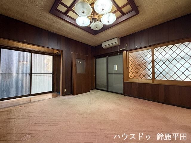 【約8帖洋室】ガラスの建具が印象的なお部屋です。書斎や趣味のお部屋など多用途に活用できます。