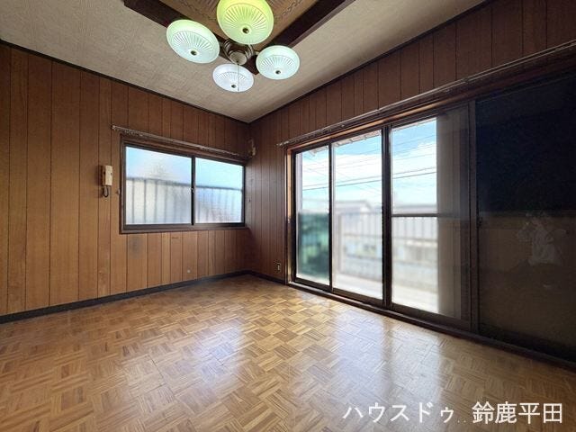 【2階約6帖洋室】大きな窓から光が差し込み、明るい空間で過ごしやすいお部屋です。