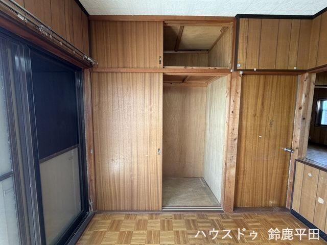 【2階約6帖洋室内の収納スペース】天袋付きで奥行きがあるのでお部屋をすっきりと保てますね。