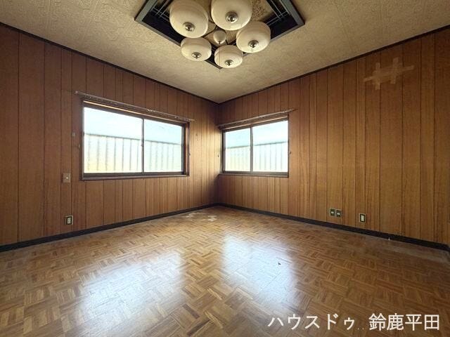 【2階約8帖洋室】2面採光で明るく風通しのいい空間です。寝室や子ども部屋など多目的に利用できます。
